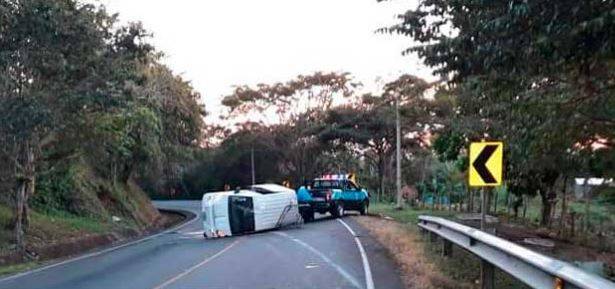 Vuelco de microbús deja a varios lesionados en Juigalpa Managua. Radio La Primerísima 