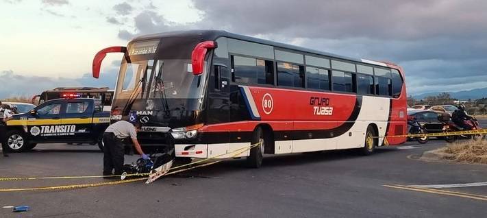 Nica fallece al estrellarse contra bus en Costa Rica Managua. Radio La Primerísima