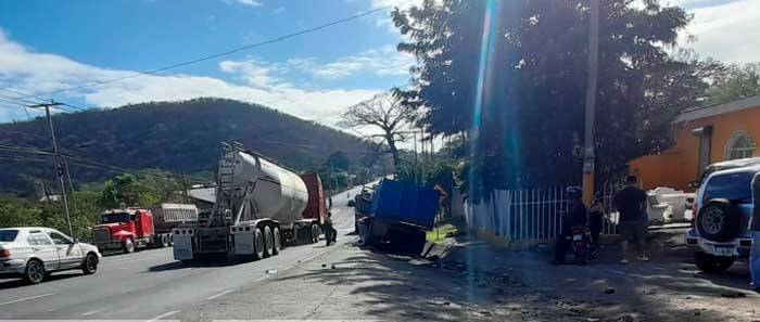 Chofer resulta ileso tras accidente en Cuesta El Plomo Managua. Radio La Primerísima