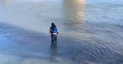 Nicaragüense desafía el Río Bravo y lo cruza con su hija Managua. Radio La Primerísima