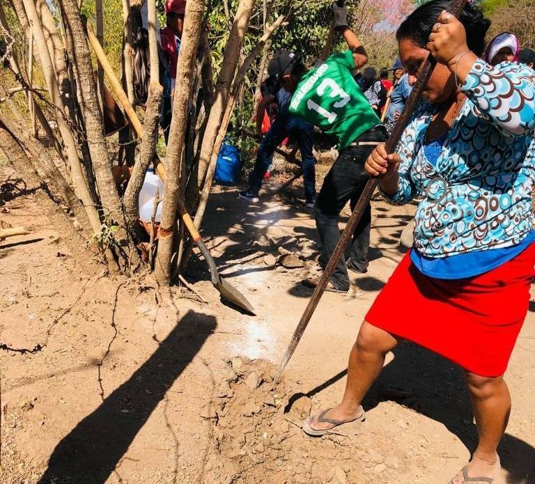 Mujeres trabajan arduamente para instalar tuberías de agua en comunidades de Villanueva Managua. Wiston López/Radio La Primerísima