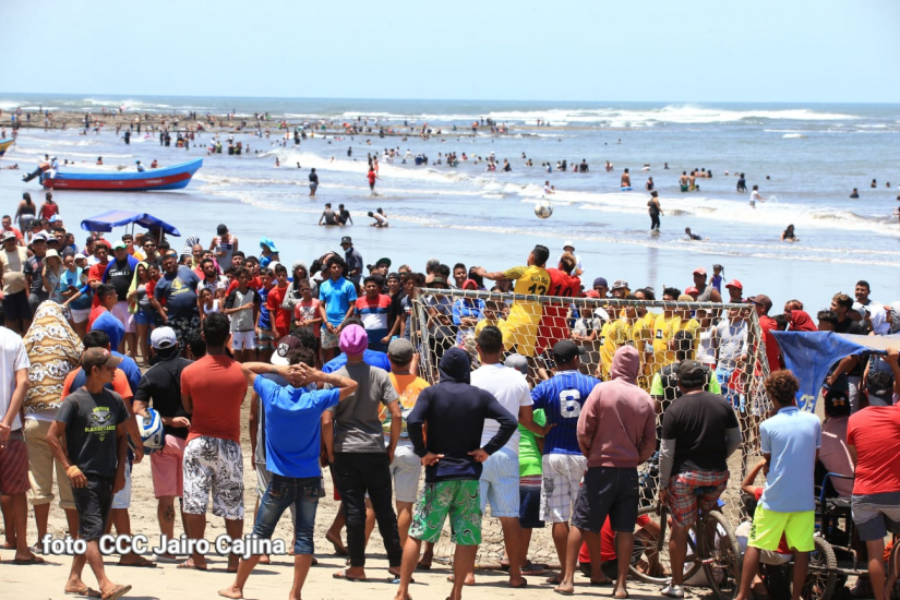 Miles de veraneantes visitan las playas de Masachapa y Pochomil Managua. El 19 Digital