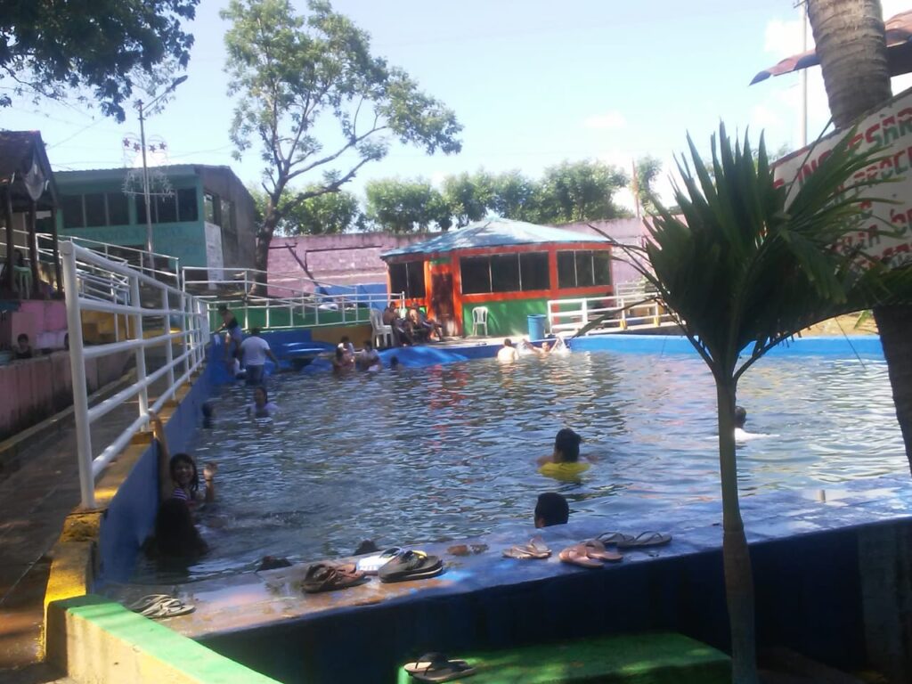 Centenares de familias disfrutan las aguas termales en Tipitapa Managua. Radio La Primerísima