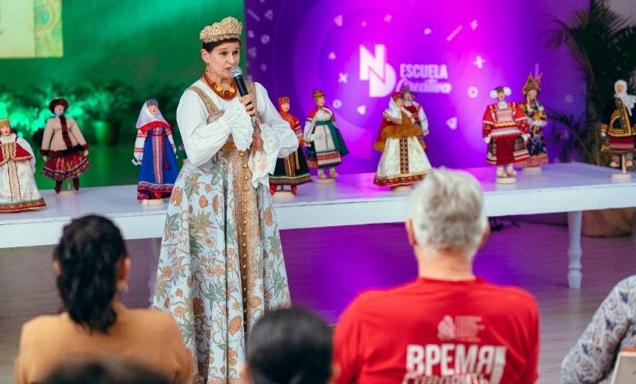 Estudiantes conocen historia sobre trajes típicos en Rusia