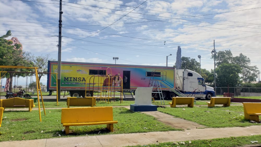 Clínica móvil llega al barrio Candelaria para brindar atención a la población Managua. Radio La Primerísima
