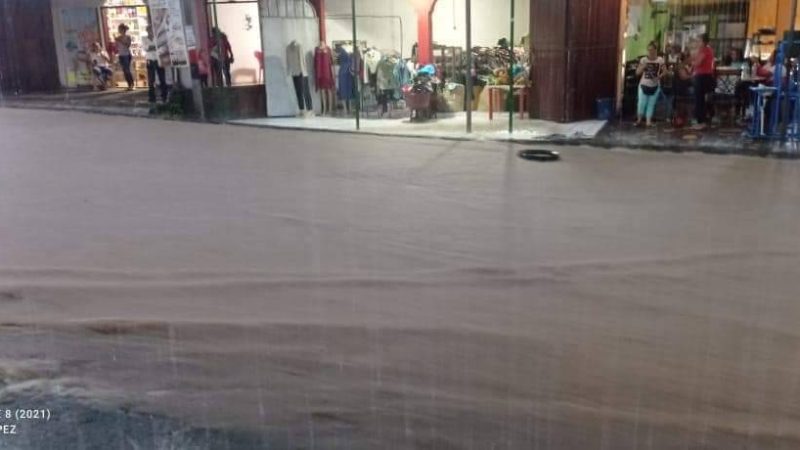 Fuertes lluvias dejan calles y viviendas anegadas en Río Blanco Managua. Radio La Primerísima