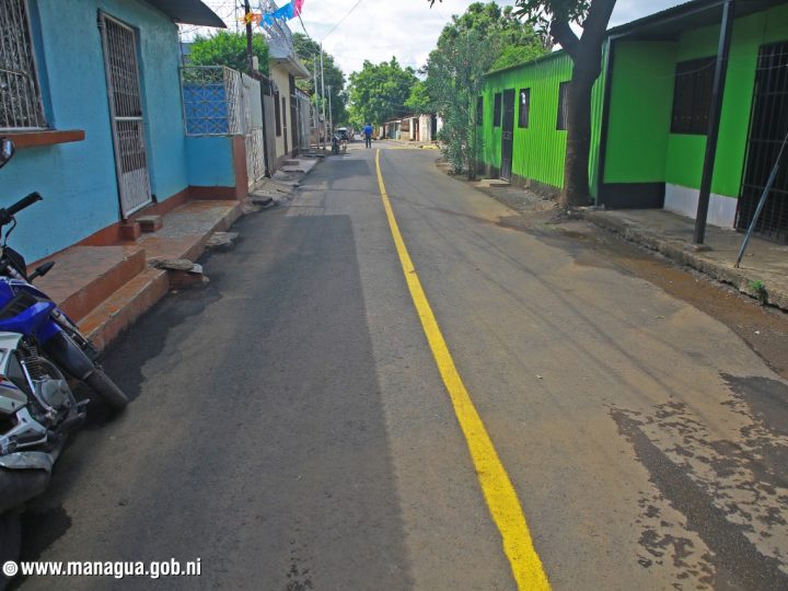Alcaldía inaugura calles asfaltadas en barrio capitalino