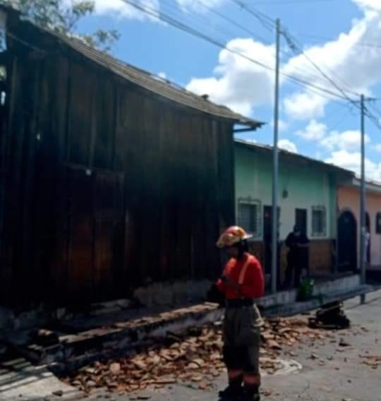 Colapsa techo de una vivienda en León Managua .Radio La Primerísima
