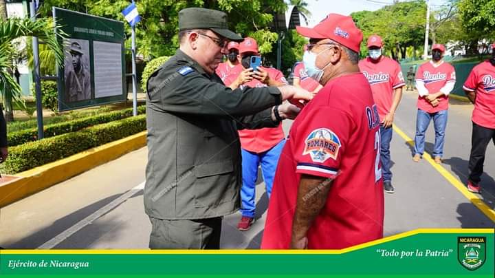 Ejército condecora a Omar Cisneros, mánager de Los Dantos Managua. Radio La Primerísima 