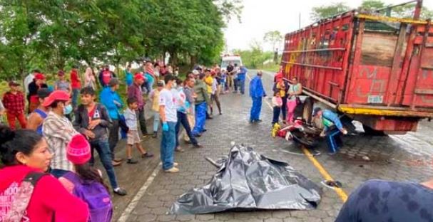 Motorizado fallece al impactar contra un camión ganadero Managua. Radio La Primerísima