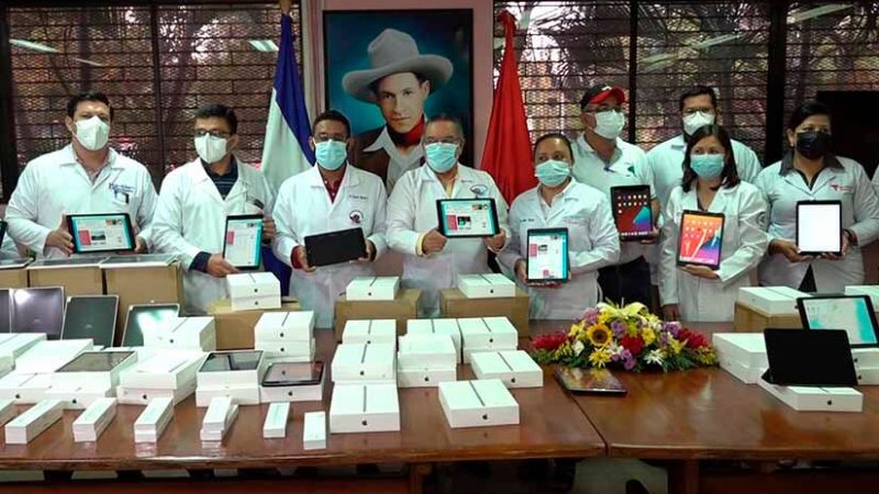 Entregan tabletas a médicos para mejorar atención a pacientes Managua. Radio La Primerísima