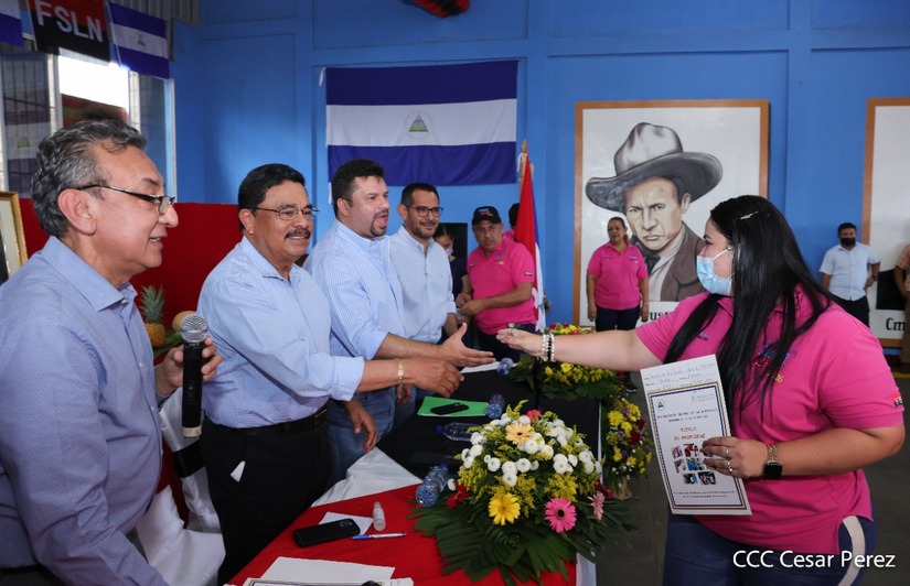 Cooperativas del sector transporte reciben títulos de propiedad Managua. Radio La Primerísima