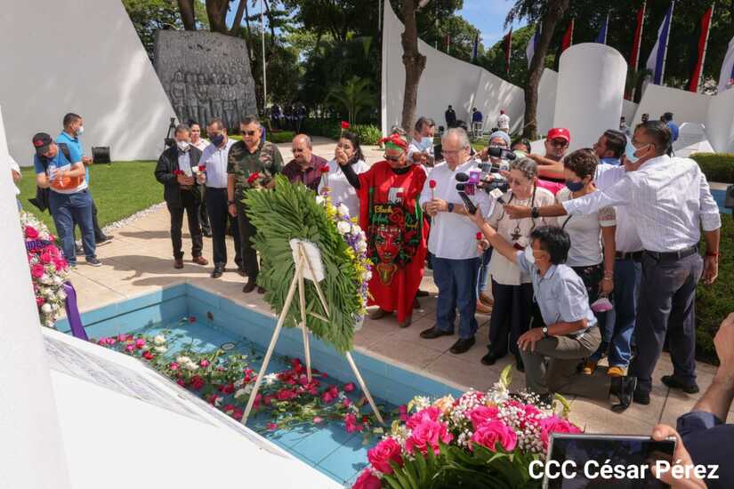 Homenajean a Carlos Fonseca en Plaza de la Revolución Managua. Radio La Primerísima