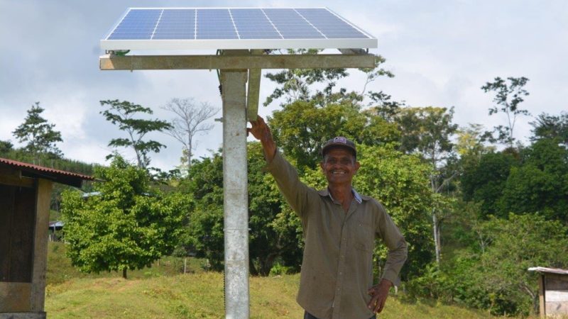 Habitantes de comunidad en El Rama tienen energía gracias a paneles solares Managua. Radio La Primerísima 