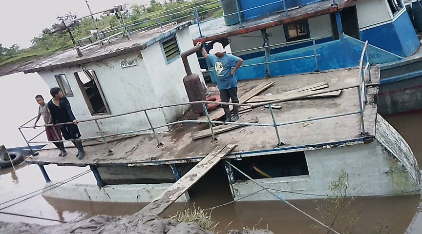 Embarcación a punto de hundirse en La Cruz de Río Grande Managua. Radio La Primerísima