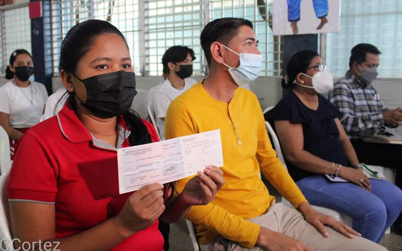Maestros reciben bono en reconocimiento a su labor Managua. Radio La Primerísima