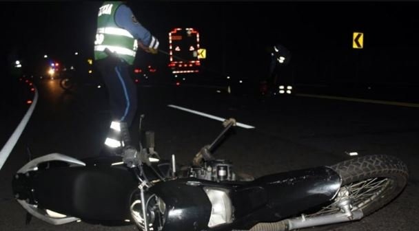 Menor de edad pierde la vida tras chocar su motocicleta contra un cabezal Managua. Radio La Primerísima