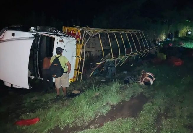 Tres lesionados tras vuelco de camión en Juigalpa Managua. Radio La Primerísima