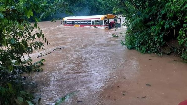 Fuertes corrientes arrastran bus con 20 pasajeros en Siuna