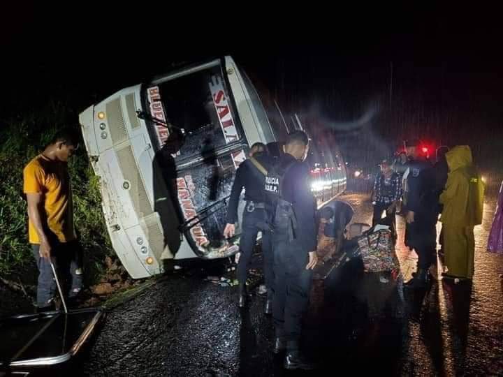 Vuelco de bus deja 12 pasajeros lesionados en Nueva Guinea  