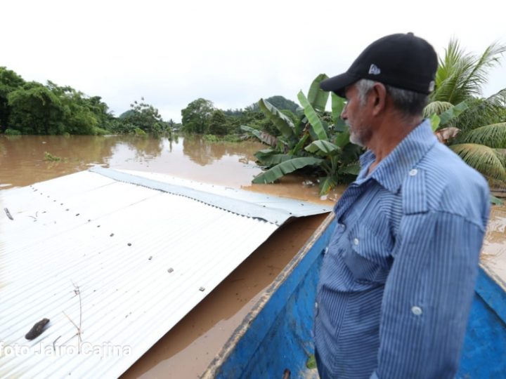 Gobierno atiende a familias afectadas por desborde del Río Escondido