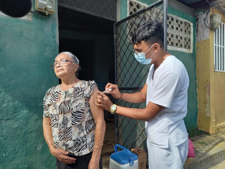 Sigue vacunación contra el covid-19 en Managua