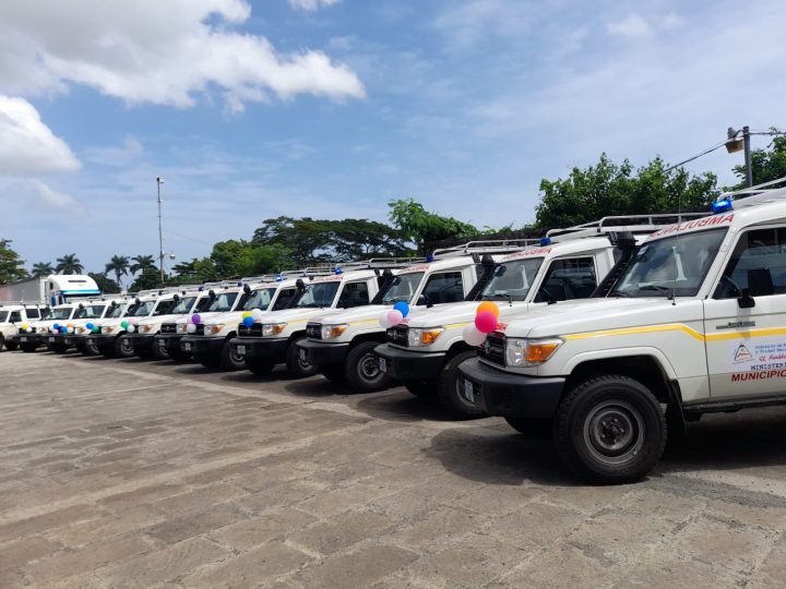 Distribuyen 15 nuevas ambulancias a igual número de hospitales