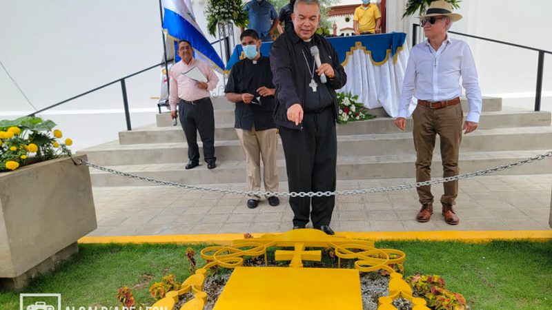 Monseñor Sócrates Sandigo inaugura importante obra en León Managua. Radio La Primerísima