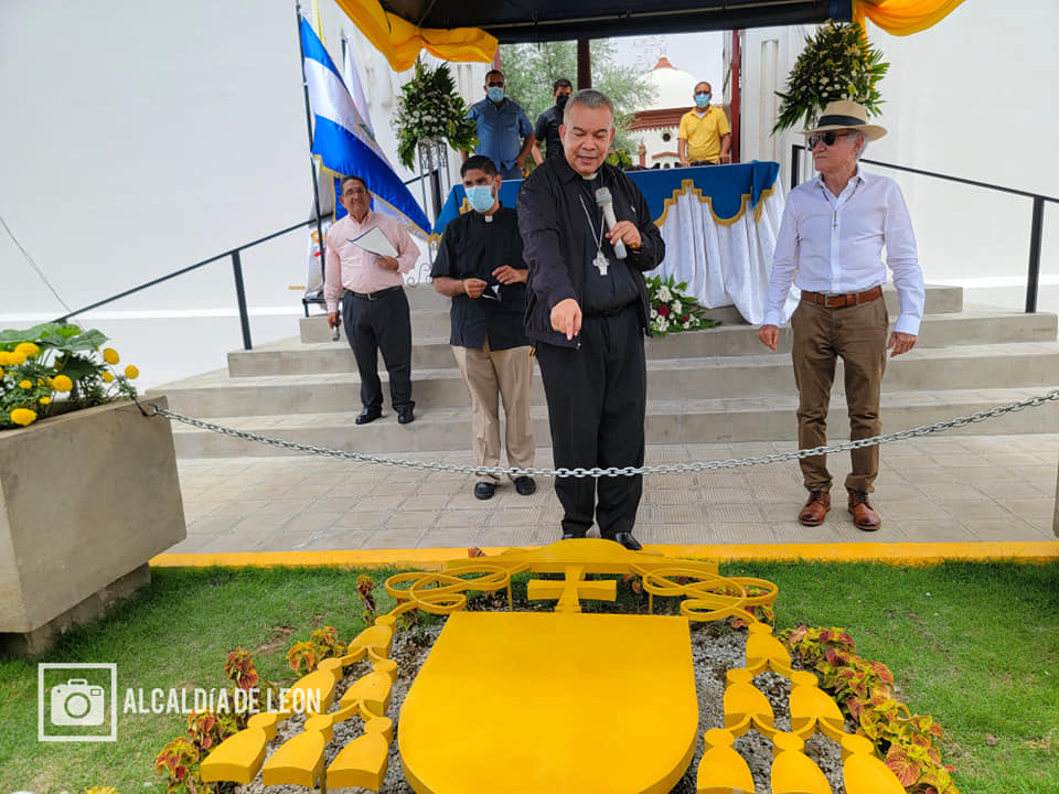 Monseñor Sócrates Sandigo inaugura importante obra en León Managua. Radio La Primerísima