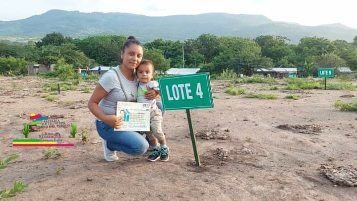 Entregan lotes a familias de Teustepe, en Boaco Managua. Radio La Primerísima 