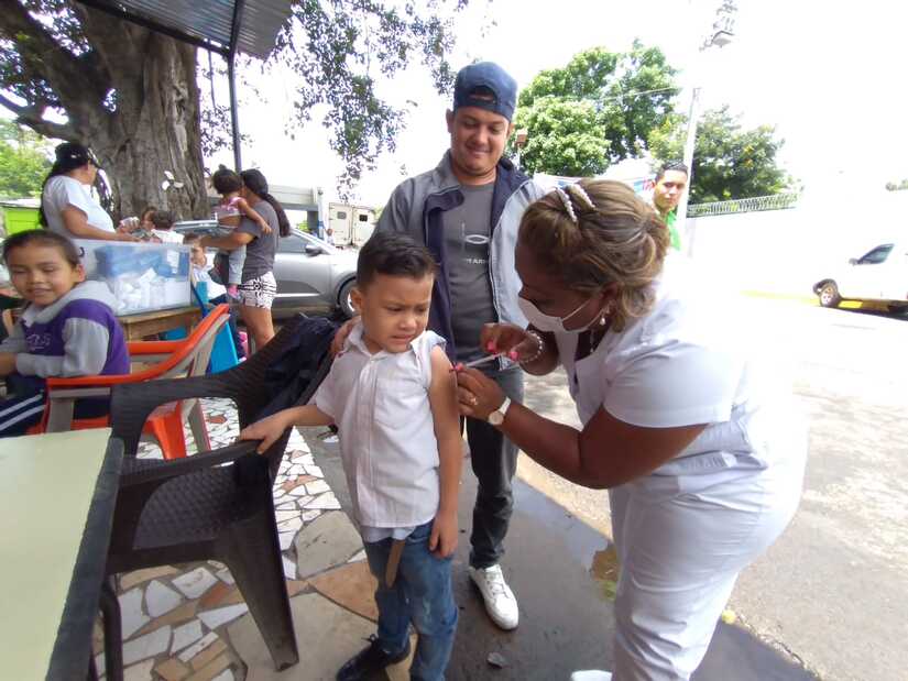 Clínica Móvil atiende a familias del capitalino barrio Daniel Enrique Chavarría Managua. Radio La Primerísima