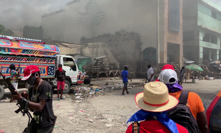 Delincuentes bloquean combustible y fuerzan cierre de hospitales en Haití