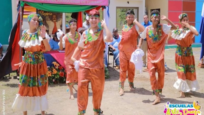 Realizan exposición de trajes folclóricos en Jinotepe Managua. Radio La Primerísima