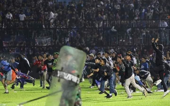 Pelea tras partido de fútbol deja 174 muertos en Indonesia Yakarta. Agencias 