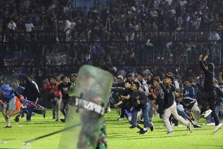 Pelea tras partido de fútbol deja 125 muertos en Indonesia Yakarta. Agencias 
