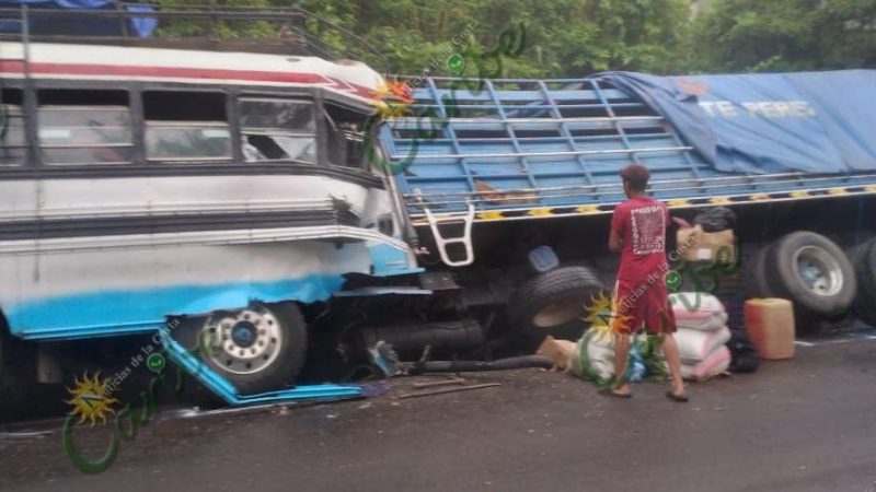 Diez lesionados tras colisión entre bus y camión en Chontales Managua. Radio La Primerísima