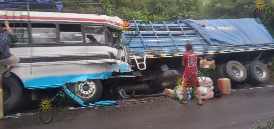Diez lesionados tras colisión entre bus y camión en Chontales Managua. Radio La Primerísima