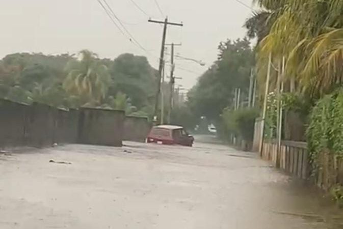 Habitantes en sector de Veracruz viven una verdadera odisea cuando llueve Managua. Jerson Dumas, Radio La Primerísima