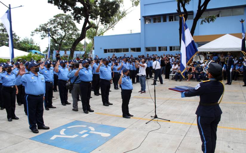 Ascendieron al grado inmediato superior a casi 500 oficiales de Managua Managua. Radio La Primerísima 