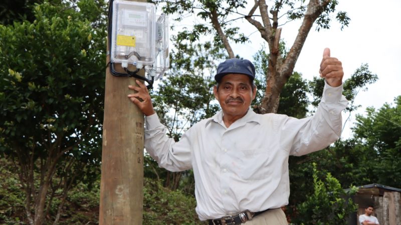 Instalan servicio de energía eléctrica a más familias de Río Blanco Managua. Radio La Primerísima