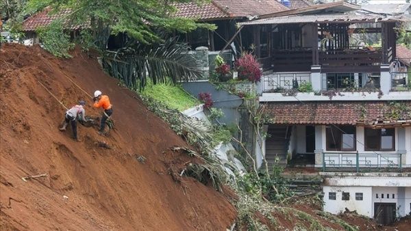 Aumentan a 310 los fallecidos por terremoto en Indonesia Yakarta. Telesur