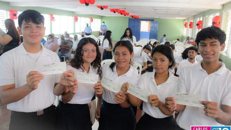 Gobierno inicia entrega del bono complementario a bachilleres Managua. Radio La Primerísima/ El 19 Digital