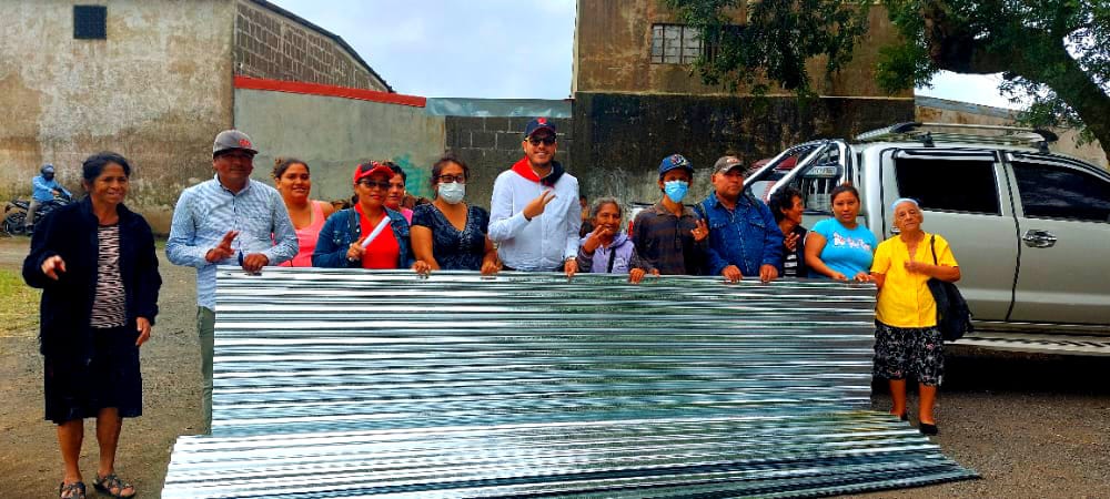 Entregan planes techo a familias afectadas por lluvias en Diriamba Carazo. Por Manuel Aguilar