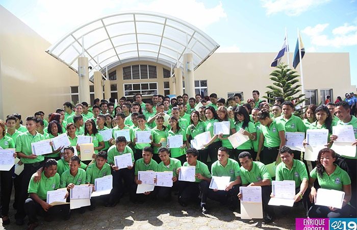 Más de 200 jóvenes en riesgo se gradúan en diferentes cursos Managua. Radio La Primerísima