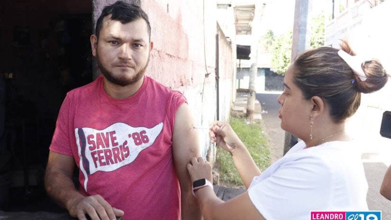 Vacunan contra el Covid-19 a familias capitalinas Managua. Radio La Primerísima