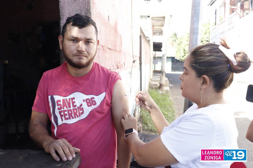 Vacunan contra el Covid-19 a familias capitalinas Managua. Radio La Primerísima