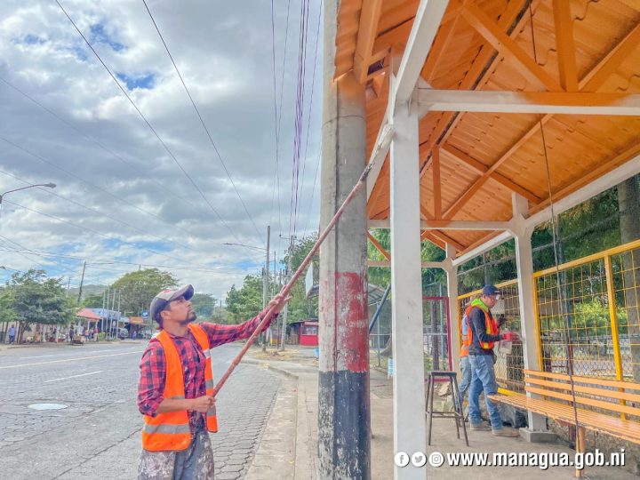 Mejoran paradas de buses en el Distrito 2 de Managua