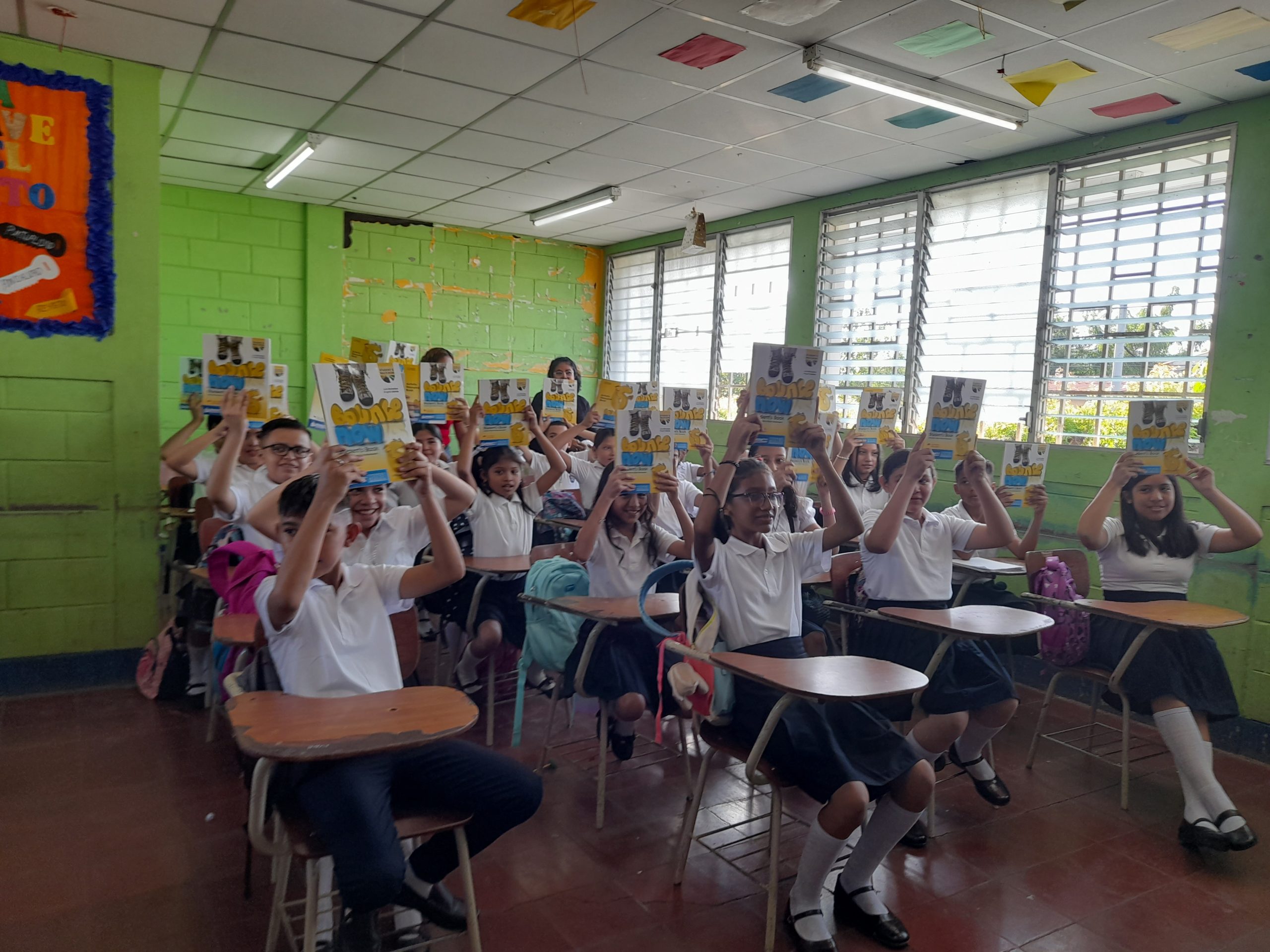 MINED entrega más de 221 mil libros en centros educativos Managua. Radio La Primerísima