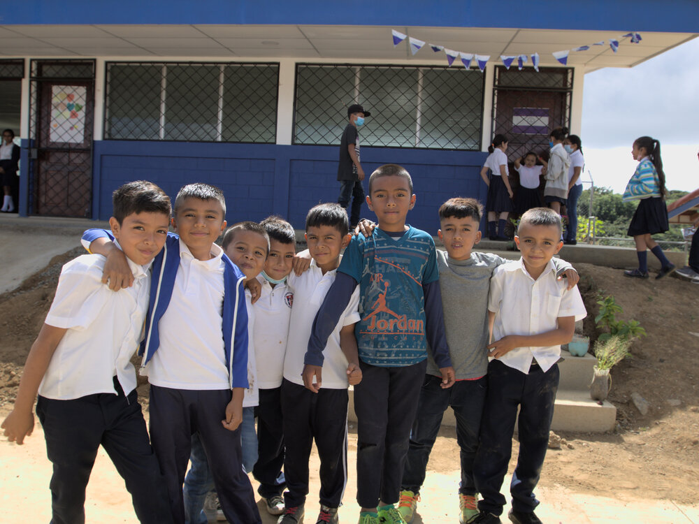 Siguen mejorando y equipando centros escolares Managua. Radio La Primerísima