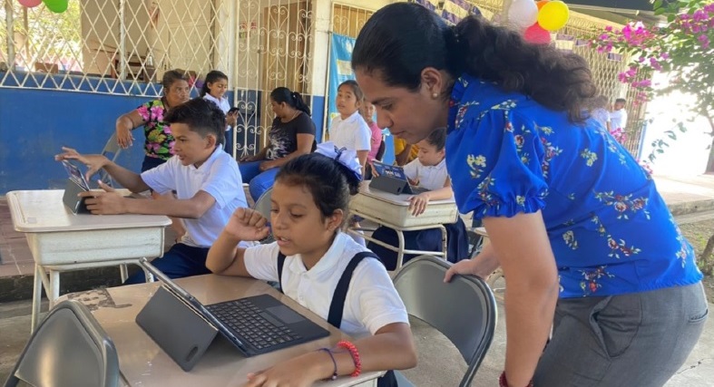 Inauguran aulas digitales en 80 centros educativos Managua. Radio La Primerísima